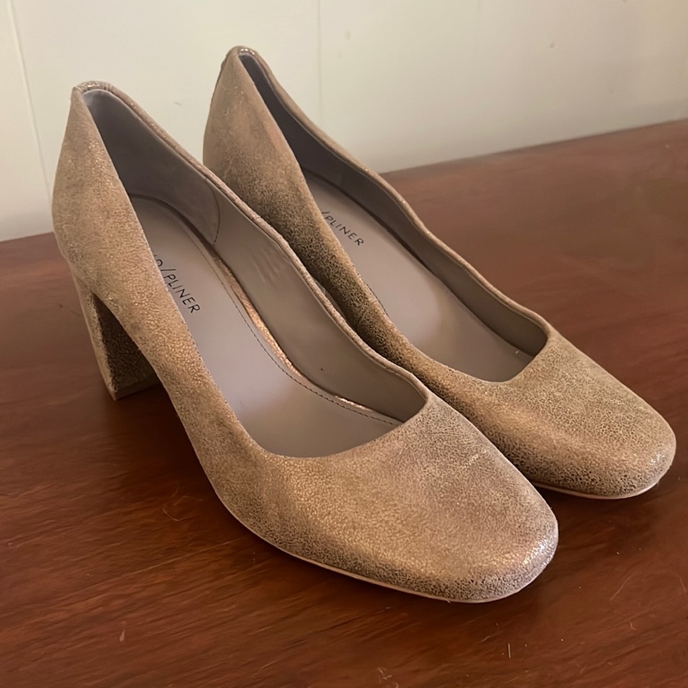 Donald Pliner Gold Pumps Heels Like New